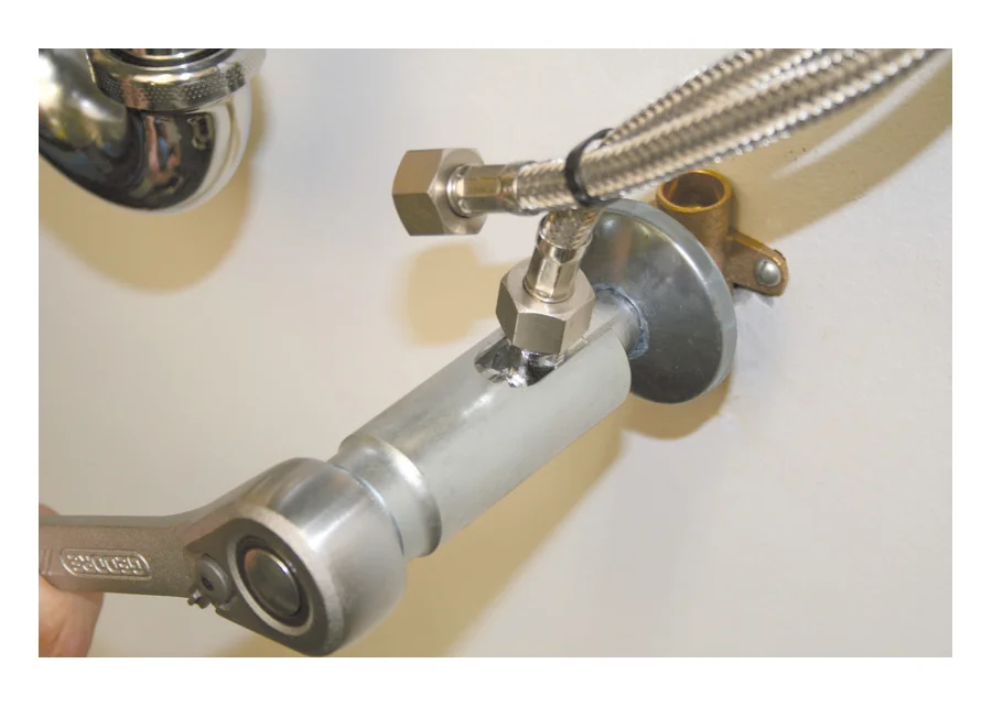 GEDORE angle valve socket wrench, application image no. 1