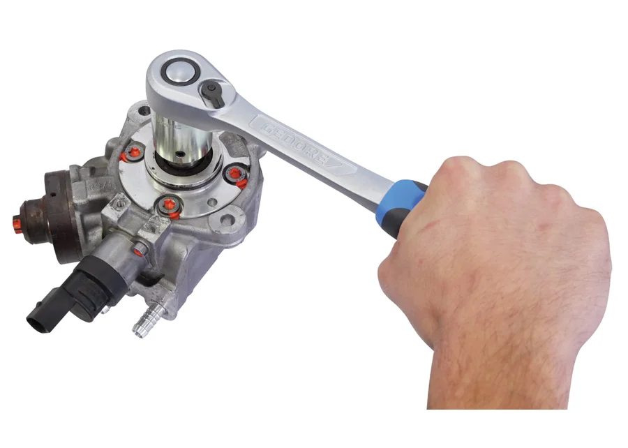 GEDORE Automotive socket wrench for injection pump shaft, application image