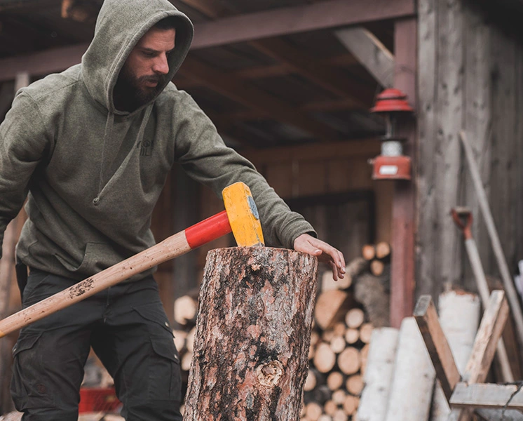 Ochsenkopf splitting axe splitting a log