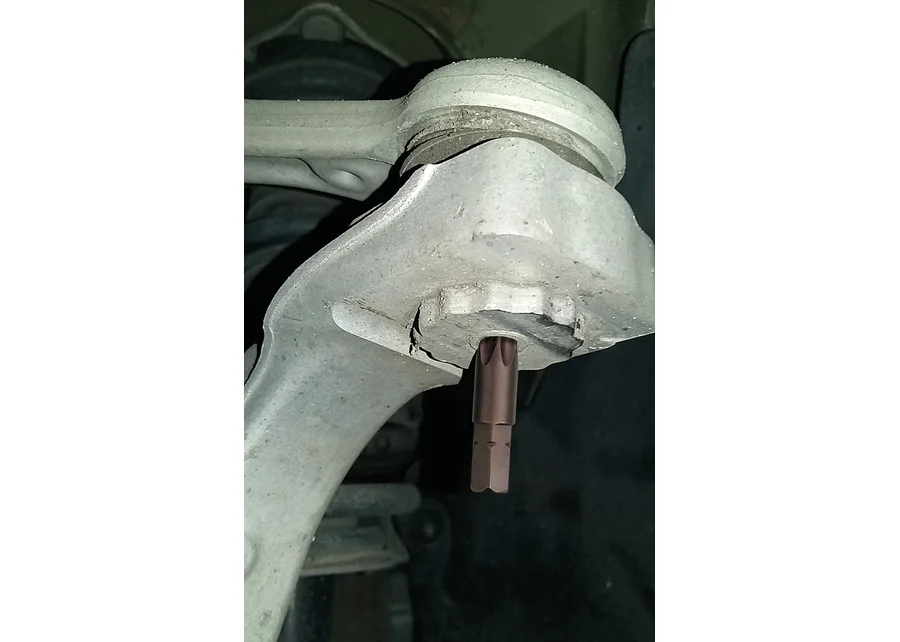 GEDORE Automotive ball joint removal tool set, application image no. 1