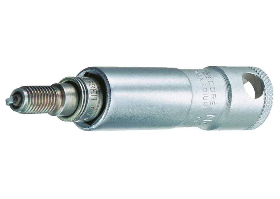 GEDORE spark plug socket with magnet, application image