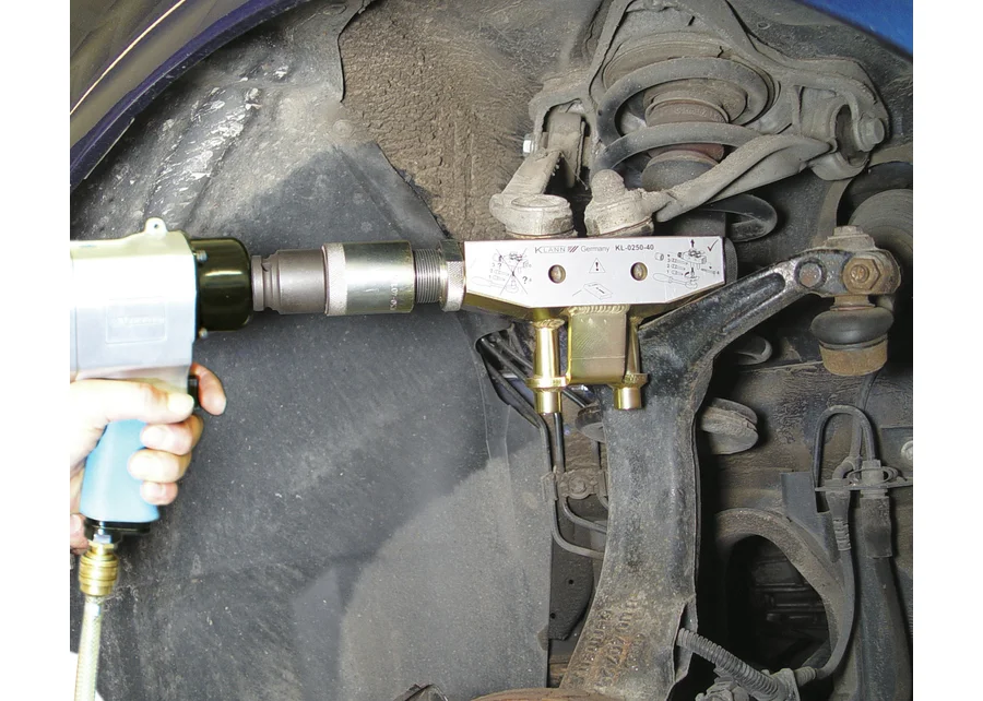 GEDORE Automotive clamping screw tool, application image no. 1