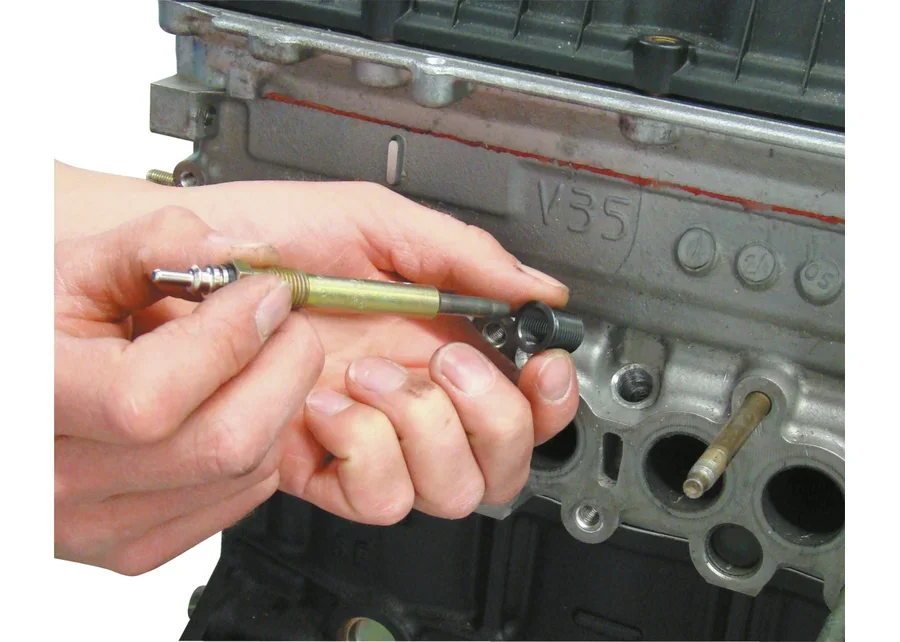 GEDORE Automotive M8x1 glow plug tool set, application image no. 1
