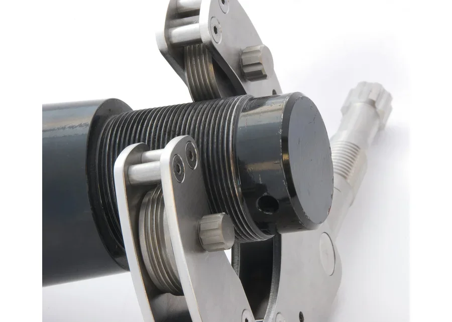 GEDORE Automotive thread-restoring tool set, application image no. 1