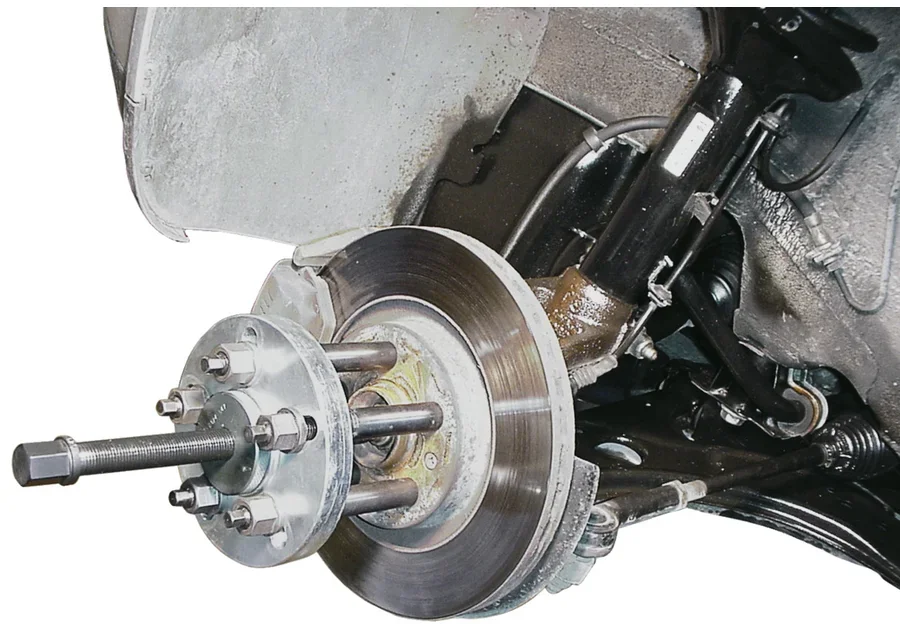 GEDORE Automotive universal wheel hub puller, application image no. 1