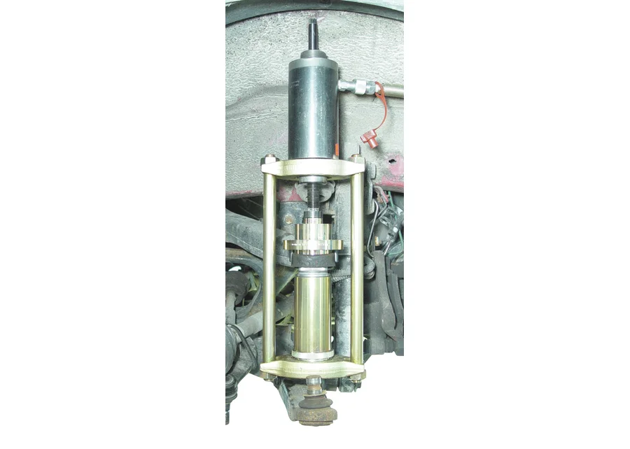 GEDORE Automotive press frame adapter, application image no. 1