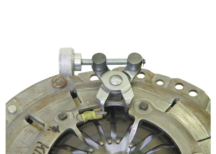 GEDORE Automotive universal SAC clutch tool set, application image no. 5