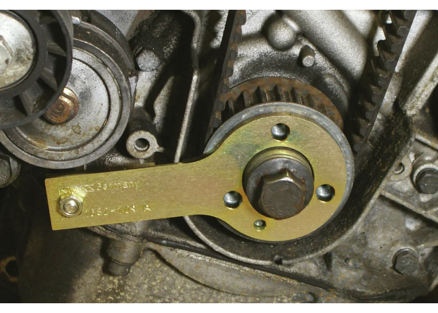 GEDORE Automotive Arretierwerkzeug, Kurbelwelle, Anwendungsbild