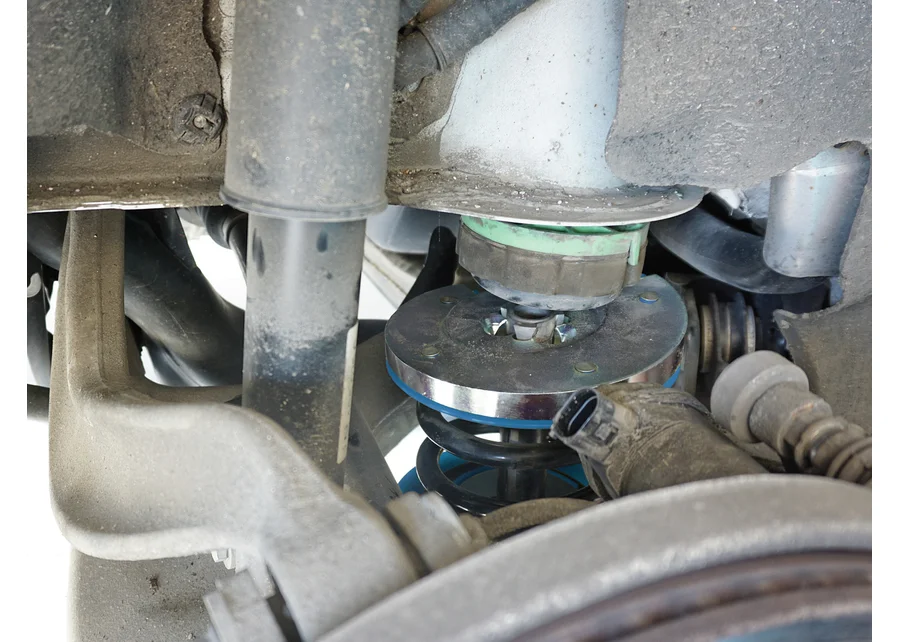 GEDORE Automotive hold-down device for transverse and trailing links, application image no. 2