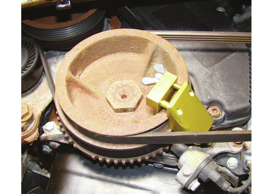 GEDORE Automotive belt removal/installation tool, application image no. 1