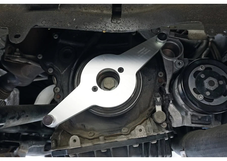 GEDORE Automotive vibration damper installation tool (VW-Audi 1.8/2.0 TFSI/FSI), application image