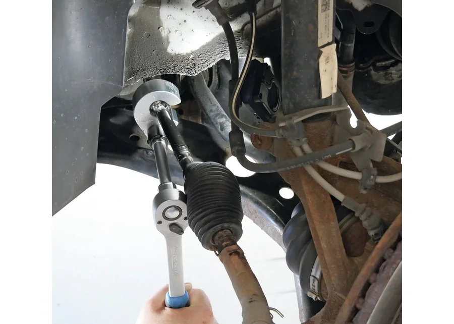 GEDORE Automotive offset wrench for inner tie-rod joint, application image