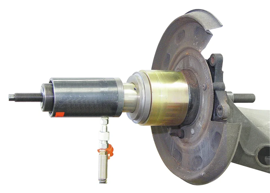 GEDORE Automotive wheel bearing tool set (Mercedes), application image no. 1