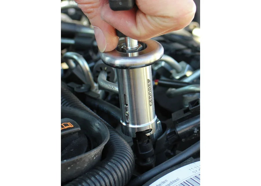 GEDORE Automotive removal and installation tool for fuel return line, application image no. 2