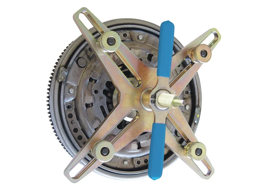 GEDORE Automotive universal SAC clutch tool set, application image no. 1