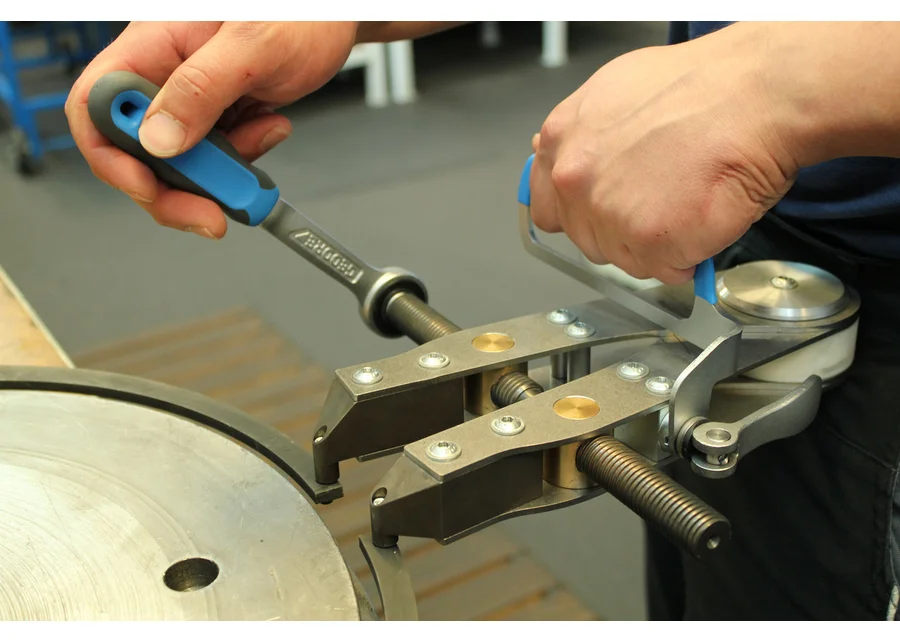 GEDORE circlip pliers set for internal and external rings, application image no. 5