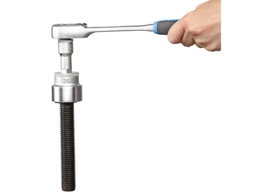 GEDORE 1/2" extension with holding magnet, application image